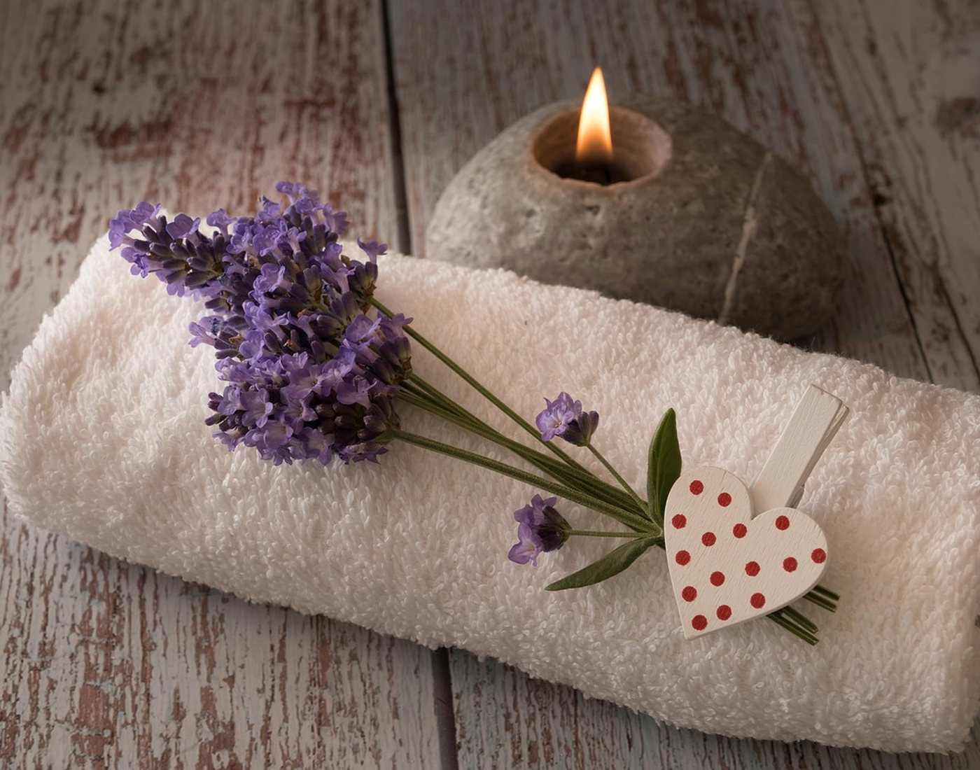 Bougie, serviette et lavande dans une ambiance détente
