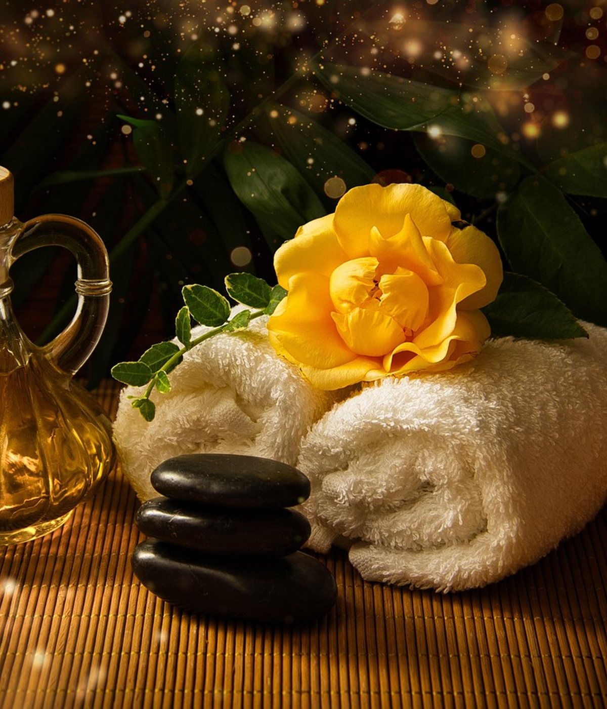 Serviettes, fleur et huile de massage dans un institut